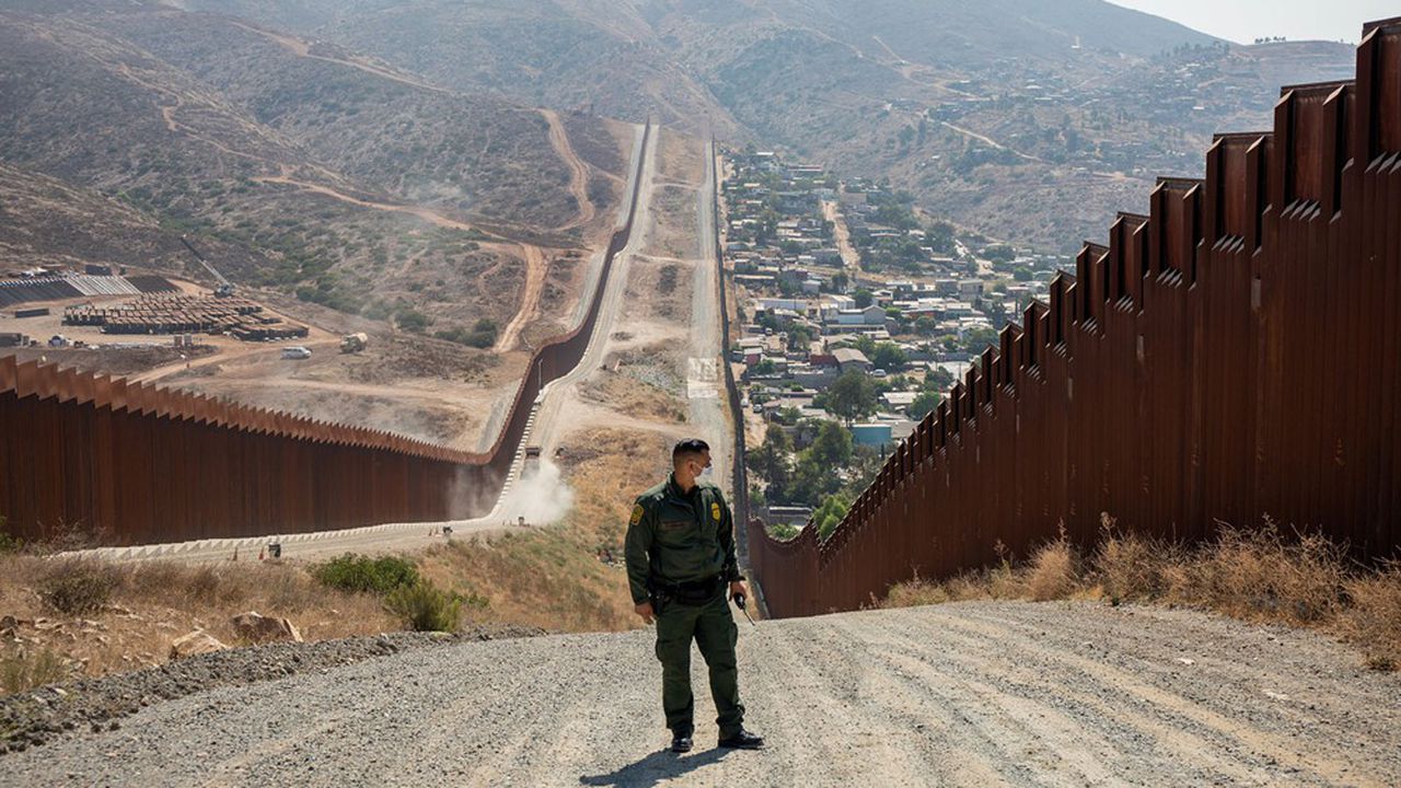 Le mur anti migrants entre les États Unis et le Mexique un gouffre