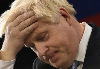 Royaume-Uni : poussé vers la sortie, le Premier ministre, Boris Johnson, s’accroche au pouvoir