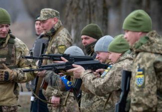 Amnesty appelle le gouvernement ukrainien à éloigner son armée des zones habitées