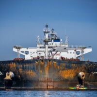 Fuelling war : en dépit des sanctions, des navires européens acheminent des énergies fossiles russes
