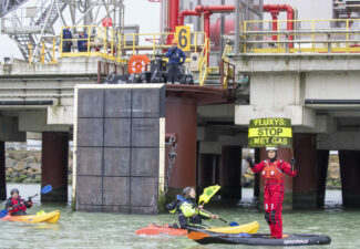 Terminal gazier de Fluxys à Zeebrugge : traduit en justice, les 14 activistes de Greenpeace vont plaider l’acquittement
