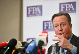 Royaume-Uni: le ministre des Affaires étrangères, David Cameron, defend le droit de l’Ukraine à frapper des cibles sur le sol russe