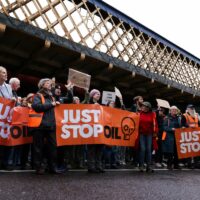 Royaume-Uni : des manifestants écologistes du mouvement « Just Stop Oil »  condamnés à des peines de prison sans précédent  