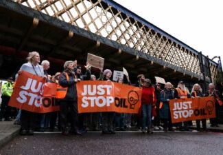 Royaume-Uni : des manifestants écologistes du mouvement « Just Stop Oil »  condamnés à des peines de prison sans précédent  