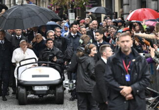 C’est un souverain pontife enthousiaste et de bonne humeur qui est arrivé jeudi soir en Belgique