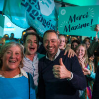 A Mons, le MR fait contre mauvaise fortune, bon cœur ; à Namur, Les Engagés jubilent