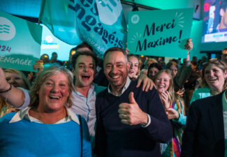 A Mons, le MR fait contre mauvaise fortune, bon cœur ; à Namur, Les Engagés jubilent