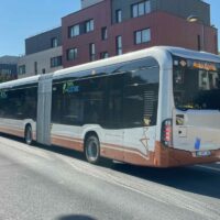 Stib : les nouveaux bus électriques articulés enfin mis en service, mais avec un an de retard