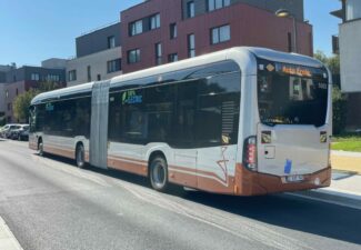 Stib : les nouveaux bus électriques articulés enfin mis en service, mais avec un an de retard