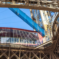 Jusqu’à dimanche, la Tour Eiffel invite au vertige de la tour, une attraction à 60m du sol