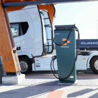 Automobile: La Commission européenne freine enfin (un peu) sur le tout électrique