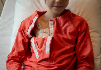 Les premières blouses adaptées aux enfants sous chimiothérapie offertes à l’Institut Roi Albert II