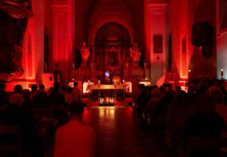 Le Parlement européen recouvert d’un rouge sang tout symbolique, l’UE a dit oui pour la première fois