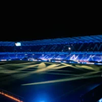 Un stade de football comme complément au souvenir et à la visite au cimetière