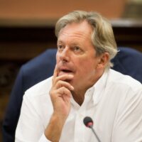 Les députés observent une minute de silence en mémoire de Geert Versnick, père de la loi sur les mariages homosexuels