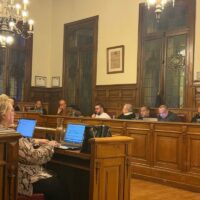 Koekelberg : entre minute de silence en hommage aux victimes de l’attentat antisémite d’Australie et pression fiscale en hausse