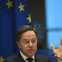 Le chef de l’Otan défend le parapluie américain pour l’Europe et est taclé par Charles Michel