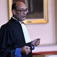 Plainte pour atteinte à l’intégrité sexuelle d’une stagiaire contre Marc Uyttendaele : des étudiants dénoncent le silence de l’ULB