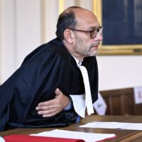 Atteinte à l’intégrité sexuelle d’une stagiaire : l’ULB désigne des suppléants pour pallier le retrait de Marc Uyttendaele