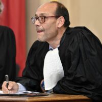 Atteinte à l’intégrité sexuelle : la victime de Marc Uyttendaele rejette la médiation pénale et veut un procès